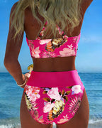 Bikini i to deler med kontrasterende blomstertrykk
