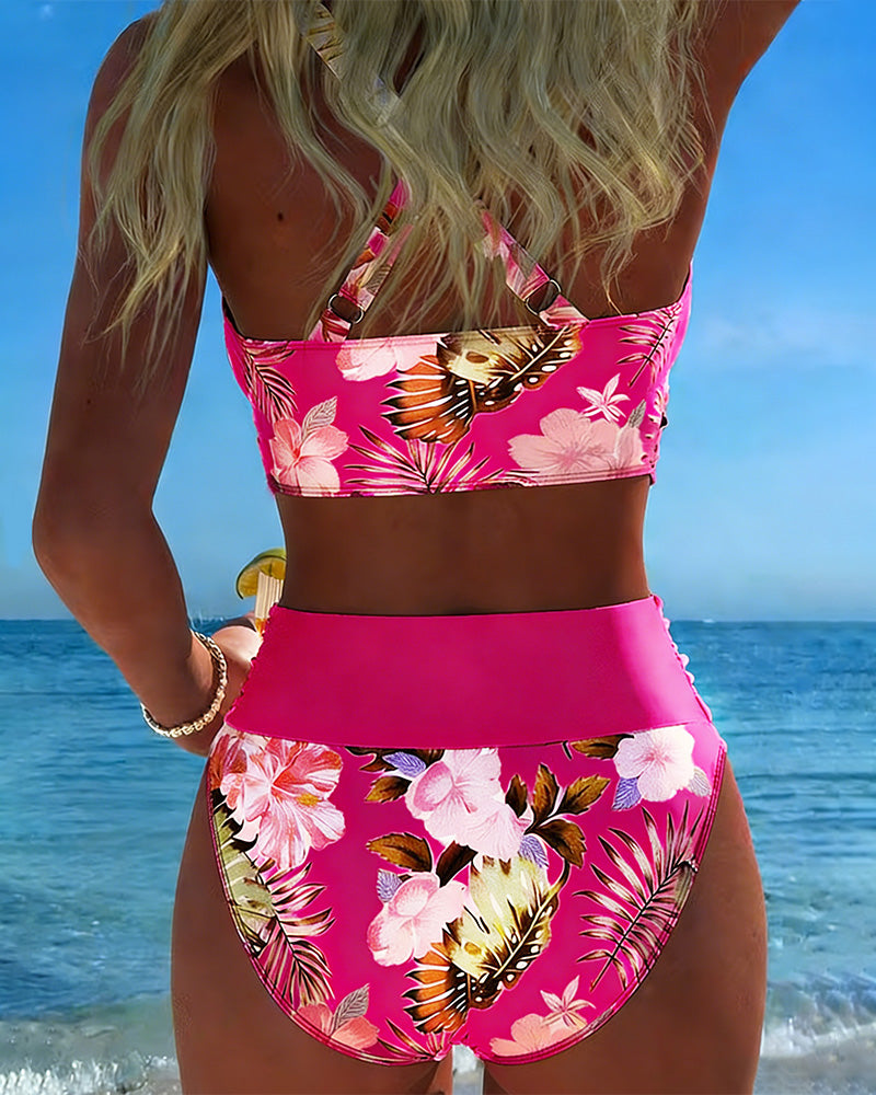 Bikini i to deler med kontrasterende blomstertrykk