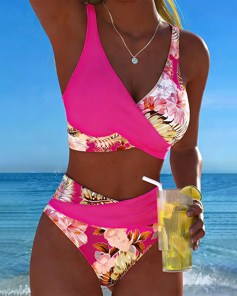 Bikini i to deler med kontrasterende blomstertrykk
