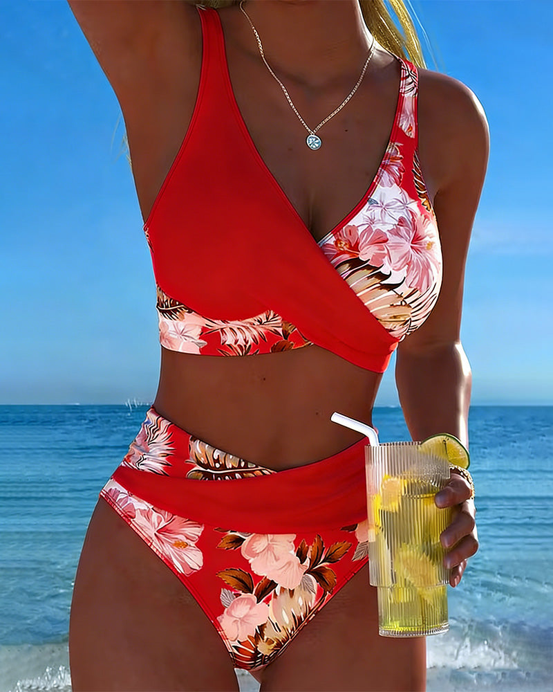 Bikini i to deler med kontrasterende blomstertrykk