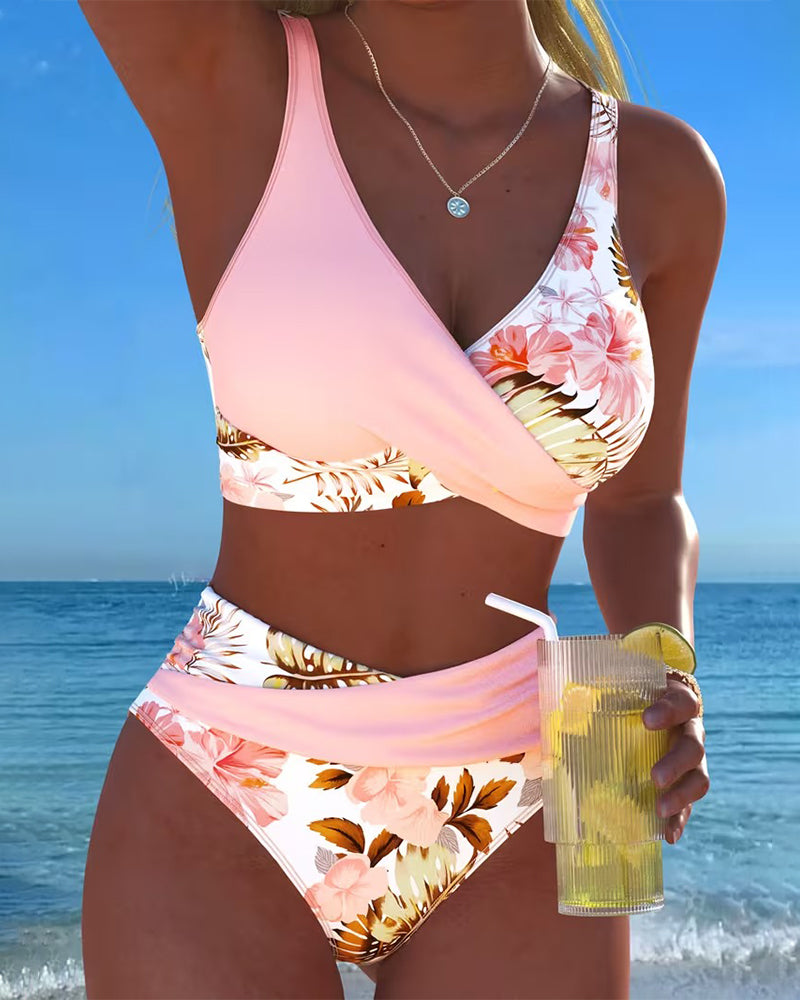 Bikini i to deler med kontrasterende blomstertrykk