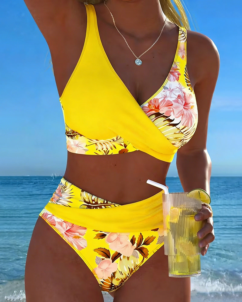 Bikini i to deler med kontrasterende blomstertrykk
