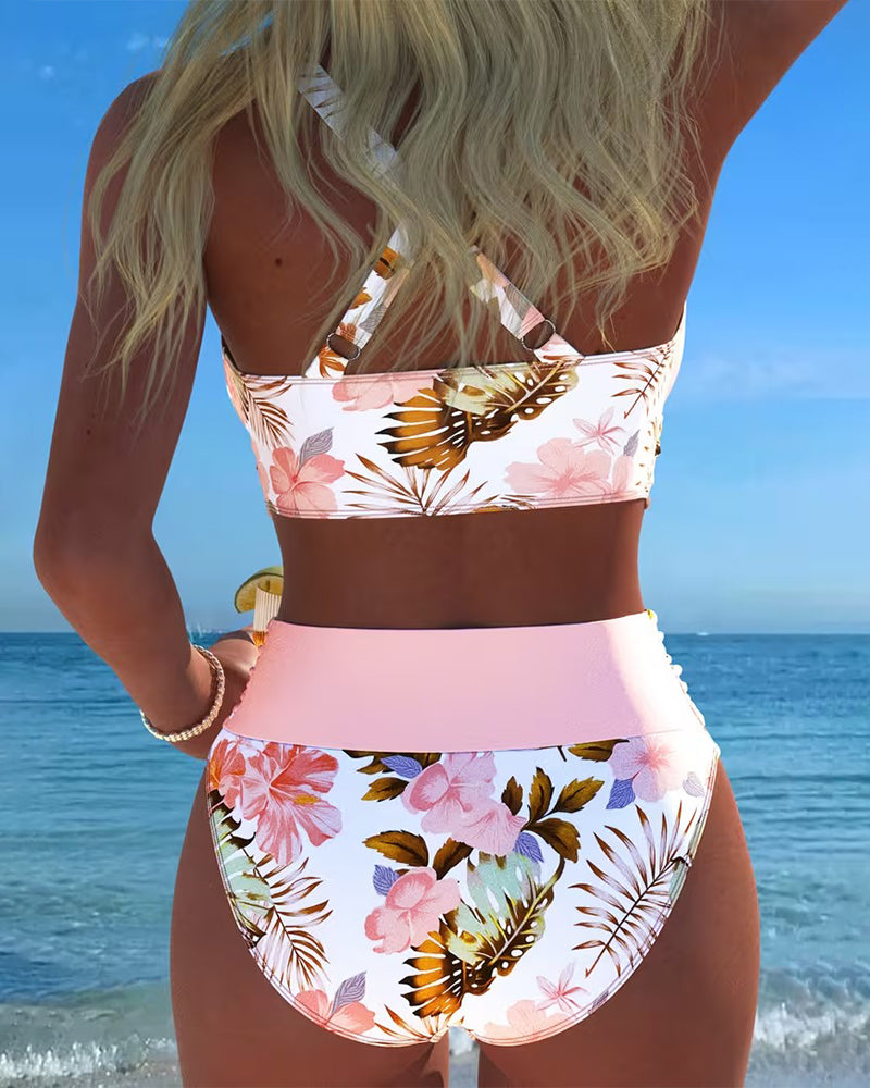 Bikini i to deler med kontrasterende blomstertrykk