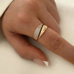 Elegant ring med glitrende steiner