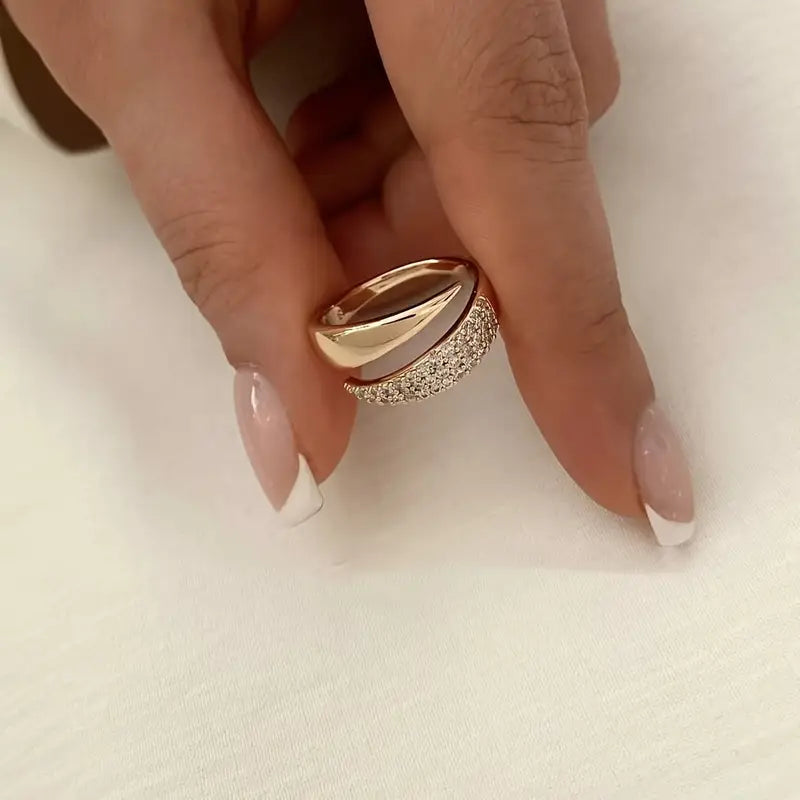 Elegant ring med glitrende steiner