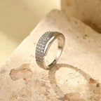 Elegant ring med glitrende steiner