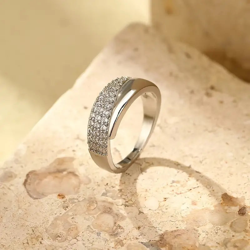 Elegant ring med glitrende steiner