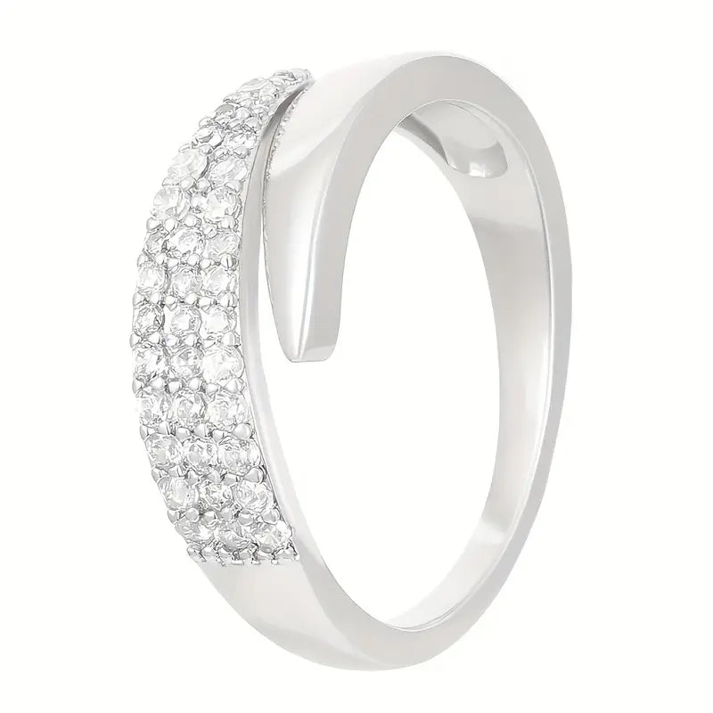 Elegant ring med glitrende steiner
