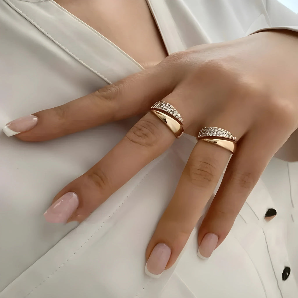 Elegant ring med glitrende steiner