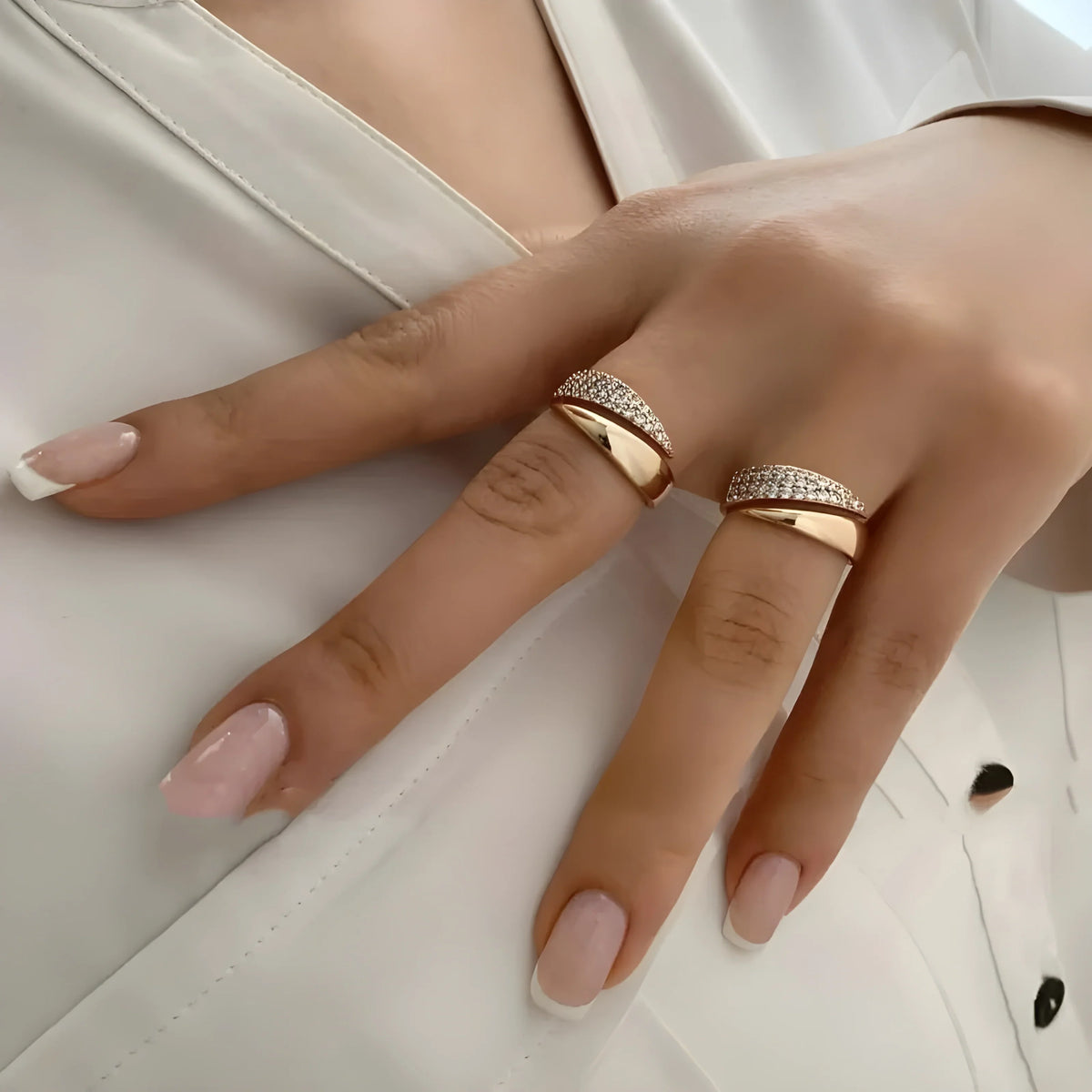 Elegant ring med glitrende steiner