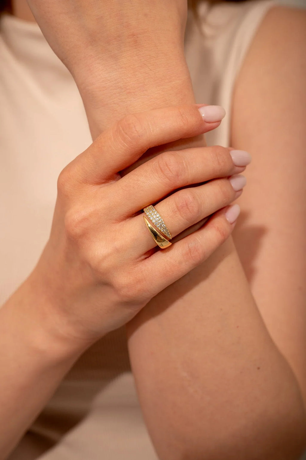 Elegant ring med glitrende steiner