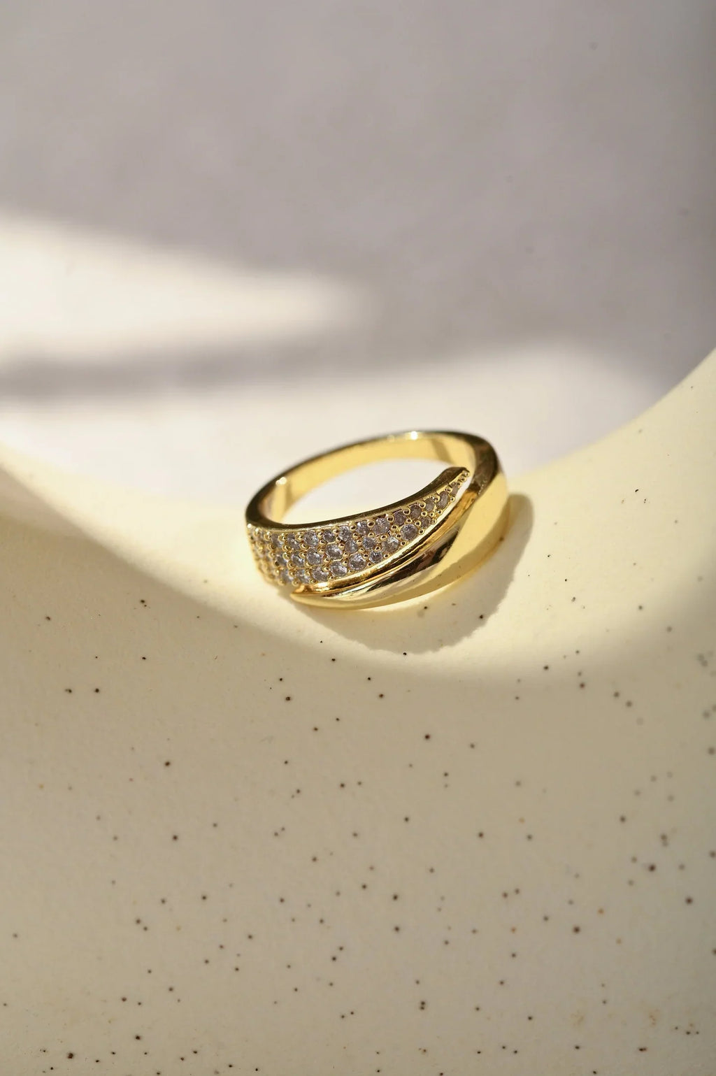 Elegant ring med glitrende steiner