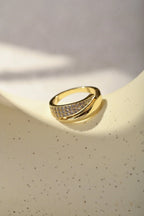 Elegant ring med glitrende steiner