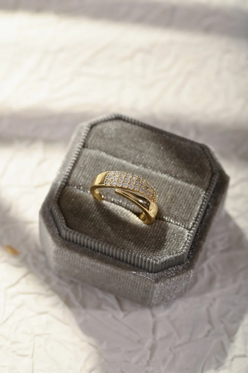 Elegant ring med glitrende steiner