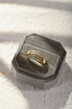 Elegant ring med glitrende steiner