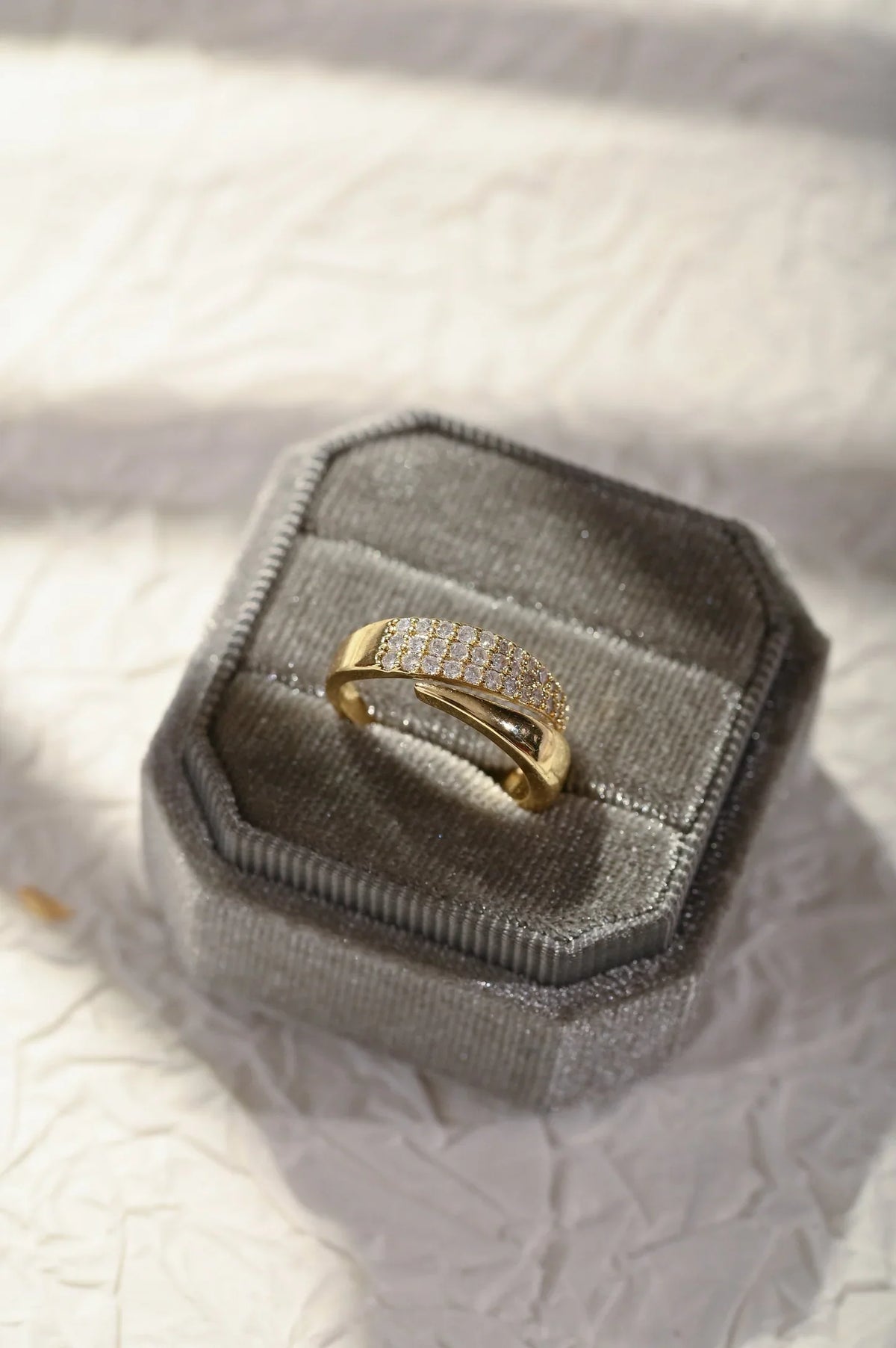 Elegant ring med glitrende steiner