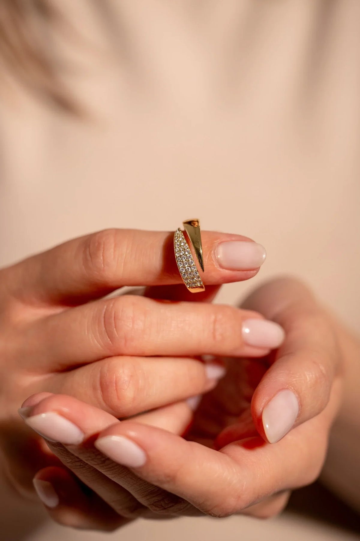 Elegant ring med glitrende steiner