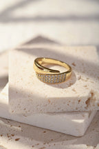 Elegant ring med glitrende steiner