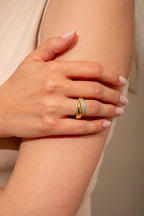 Elegant ring med glitrende steiner